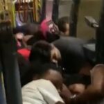 Apavorados com tiroteio, passageiros se jogam em chão de ônibus