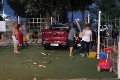 Motorista atropela, mata criança que se divertia em playground e foge a pé