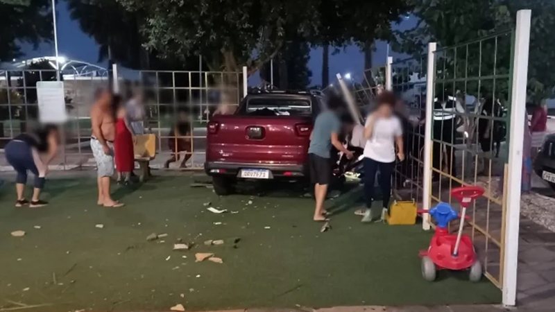 Motorista atropela, mata criança que se divertia em playground e foge a pé