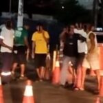 Passageiros brigam na fila do ferry boat em Salvador