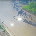 Homem armado joga bicicleta, derruba mulher e crianças e rouba moto