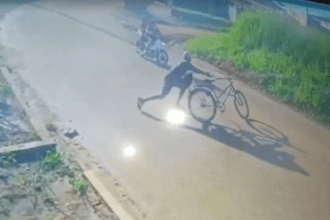 Homem armado joga bicicleta, derruba mulher e crianças e rouba moto