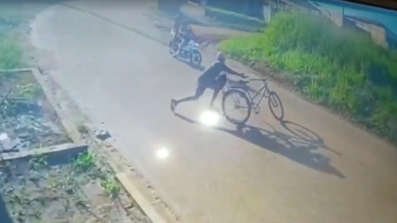 Homem armado joga bicicleta, derruba mulher e crianças e rouba moto