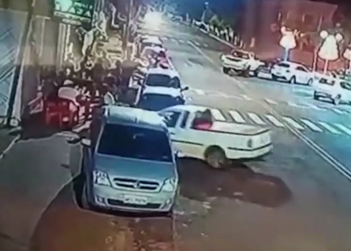 Motorista invade calçada e atropela pedestres propositalmente no Paraná