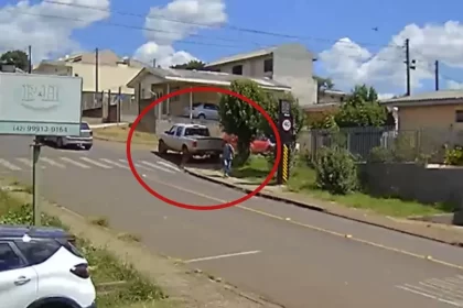 Caminhonete invade calçada e arrasta pedestre no interior do Paraná