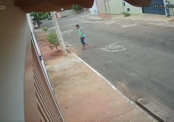 vizinho invade casa para esfaquear criança de 9 anos de idade