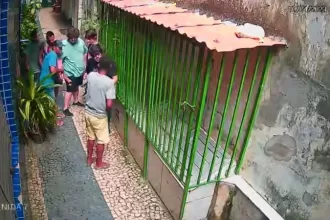 Assaltantes encurralam jovens em beco de Salvador