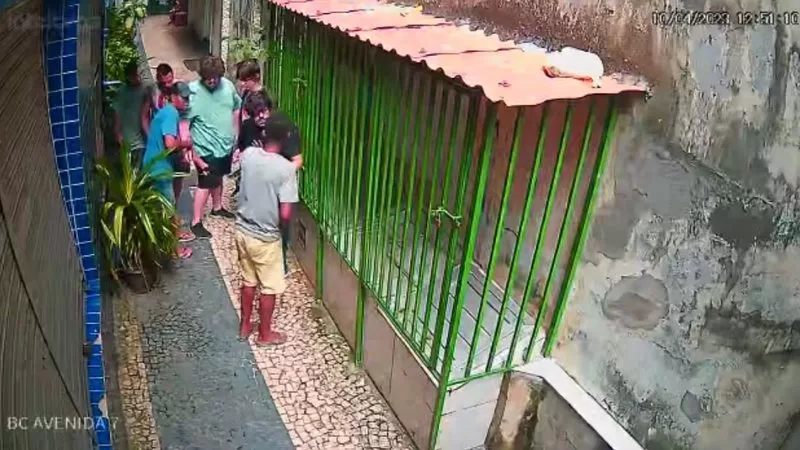 Assaltantes encurralam jovens em beco de Salvador