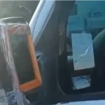 Motorista é multado após usar espelho de banheiro no retrovisor