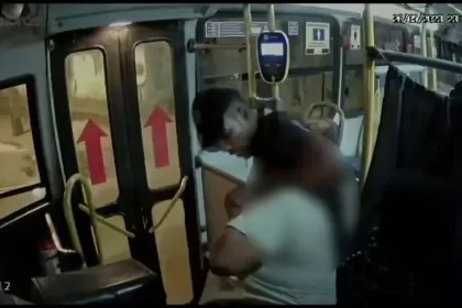 Motorista de ônibus briga com assaltante e tenta impedir que ele fuja pela janela