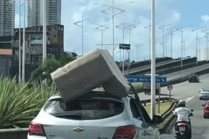 Motorista é flagrado transportando sofá no teto do carro em Salvador. Trânsito.
