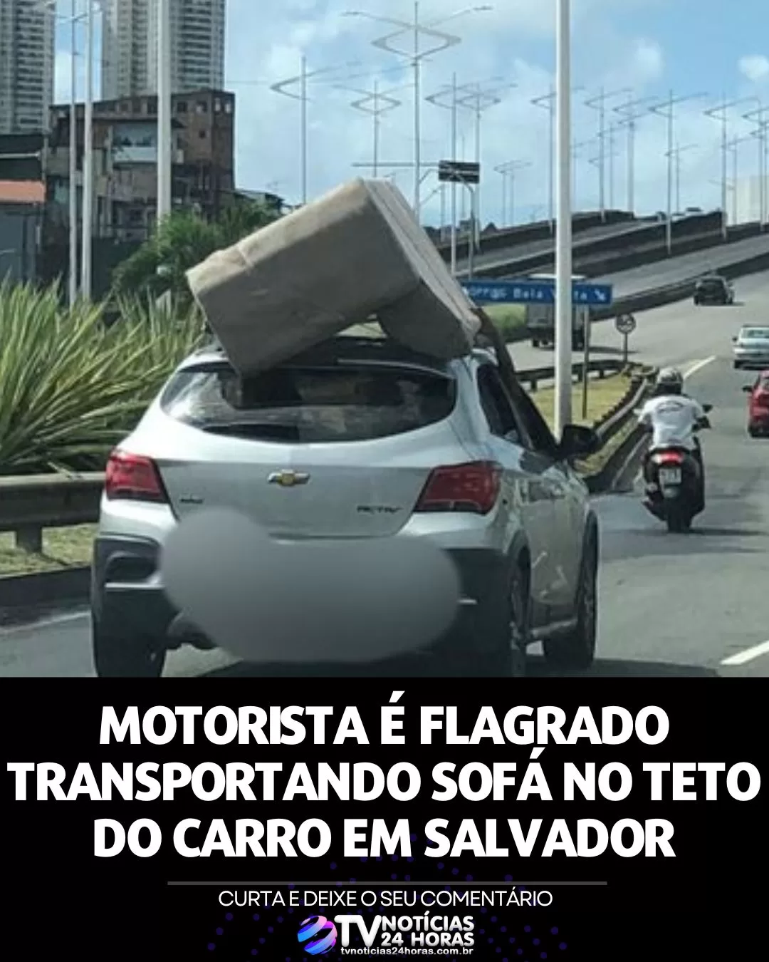 Motorista é flagrado transportando sofá no teto do carro em Salvador. Trânsito.
