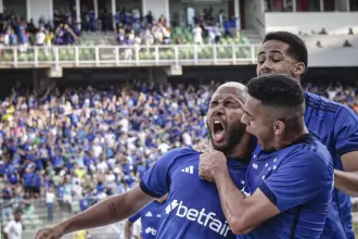 cruzeiro vence o santos pelo campeonato brasileiro. Wesley marcou 2 gols. Vitória do Cruzeiro.