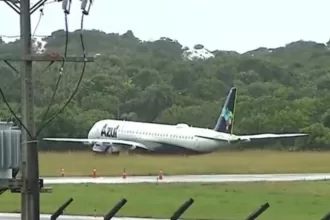 salvador-avião-da-azul-linhas-aéreas-sai-da-pista-ao-pousar-porém-sem-feridos-passageiros