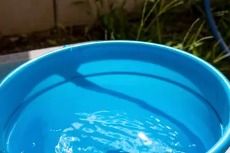 Bebê de um ano morre afogada ao cair em balde com água.