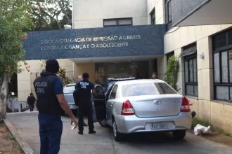 Idoso é detido por perseguir jovem em shopping de Salvador.