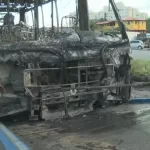 Mulher morre após ser atropelada por micro-ônibus na BA-526 e grupo incendeia veículo em protesto.