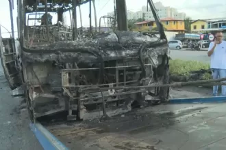 Mulher morre após ser atropelada por micro-ônibus na BA-526 e grupo incendeia veículo em protesto.