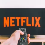 Procon notifica Netflix sobre nova taxa e dá prazo de 5 dias para explicação.