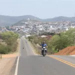 Com investimento de R$ 3,8 milhões, Governo reforça manutenção nas estradas dos principais destinos do São João da Bahia.