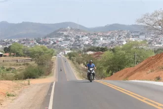 Com investimento de R$ 3,8 milhões, Governo reforça manutenção nas estradas dos principais destinos do São João da Bahia.