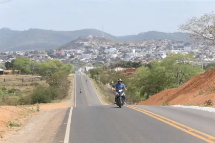 Com investimento de R$ 3,8 milhões, Governo reforça manutenção nas estradas dos principais destinos do São João da Bahia.