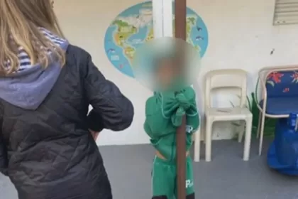 Criança é amarrada em poste após fazer xixi na roupa em escola particular de São Paulo.