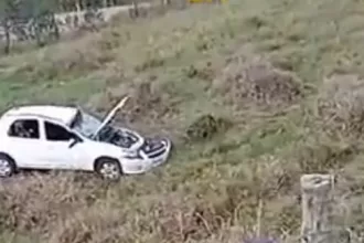 Veículo desvia da pista e para em terreno de pastagem em Elísio Medrado