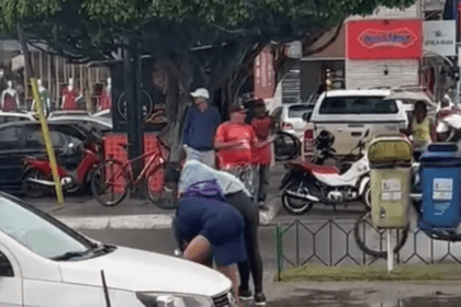 Duas mulheres se envolveram em uma briga em frente à praça do rango, na cidade de Santo Antônio de Jesus