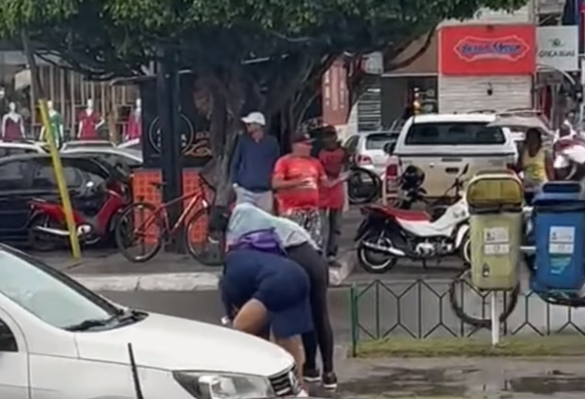 Duas mulheres se envolveram em uma briga em frente à praça do rango, na cidade de Santo Antônio de Jesus