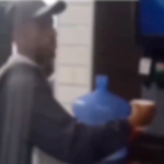 VÍDEO: Cliente tenta encher galão de 20 litros com refil de refrigerante em rede de fast-food em Itapevi (SP)