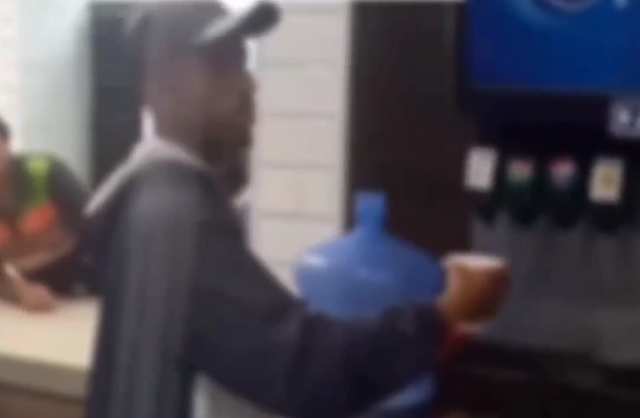 VÍDEO: Cliente tenta encher galão de 20 litros com refil de refrigerante em rede de fast-food em Itapevi (SP)