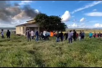 Grupo de fazendeiros ateia fogo e expulsa membros do MST de fazenda no interior da Bahia