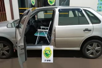 Homem é flagrado pela polícia dirigindo carro com cadeira de praia no lugar do assento