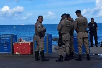 Corpo é encontrado em isopor na praia do Porto da Barra, em Salvador