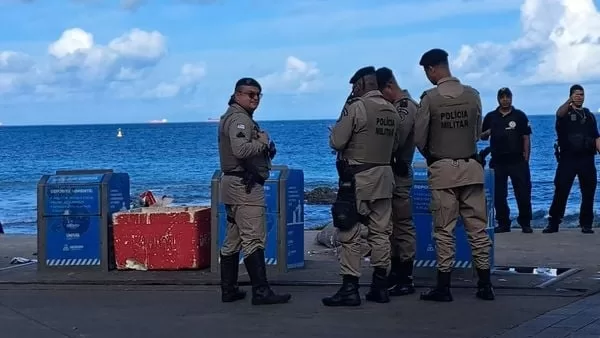 Corpo é encontrado em isopor na praia do Porto da Barra, em Salvador