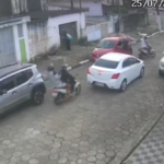 VÍDEO - Bandidos de moto realizam 'assalto duplo' em segundos no litoral de SP