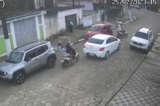 VÍDEO - Bandidos de moto realizam 'assalto duplo' em segundos no litoral de SP