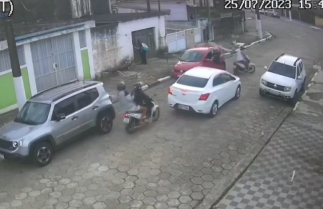 VÍDEO - Bandidos de moto realizam 'assalto duplo' em segundos no litoral de SP