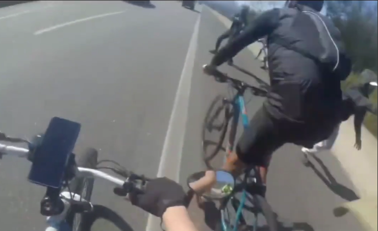 VÍDEO - Ciclista tem bicicleta roubada por bandidos armados em rodovia de SP enquanto amigos registram assalto em vídeo