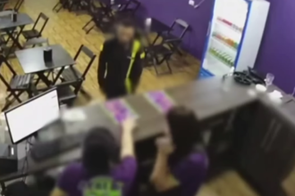 VÍDEO: Ladrão assalta sorveteria e surpreende com pedido de desculpas às funcionárias.