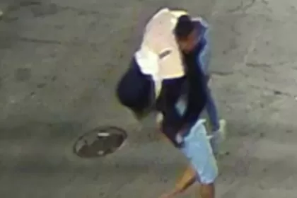 VÍDEO: Jovem é estuprada após ser deixada desacordada na calçada