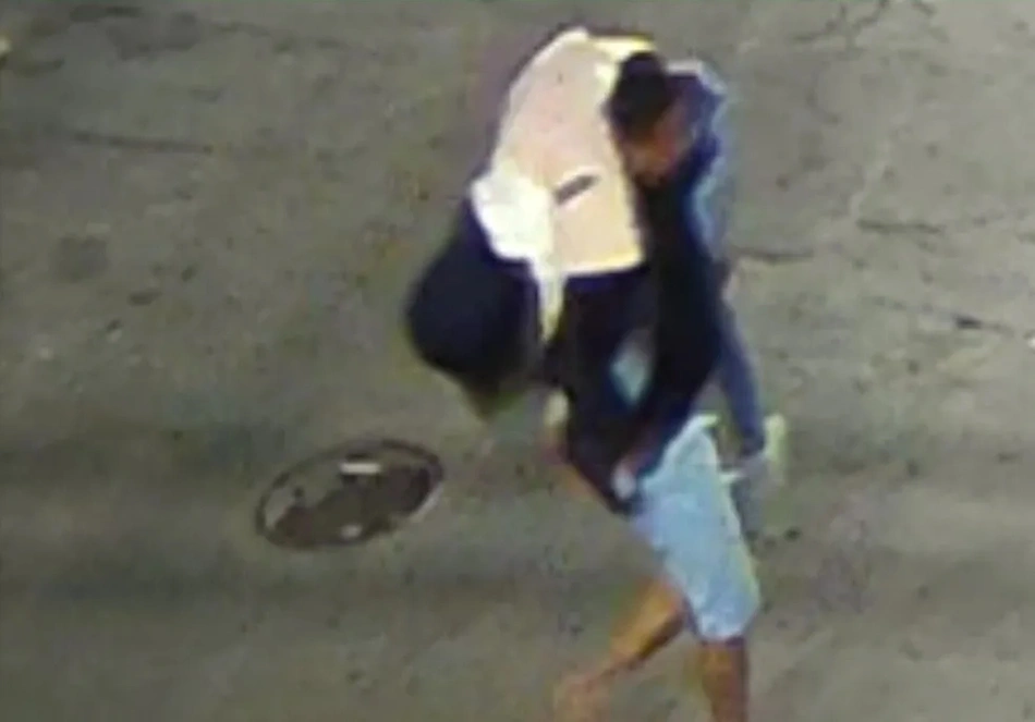 VÍDEO: Jovem é estuprada após ser deixada desacordada na calçada