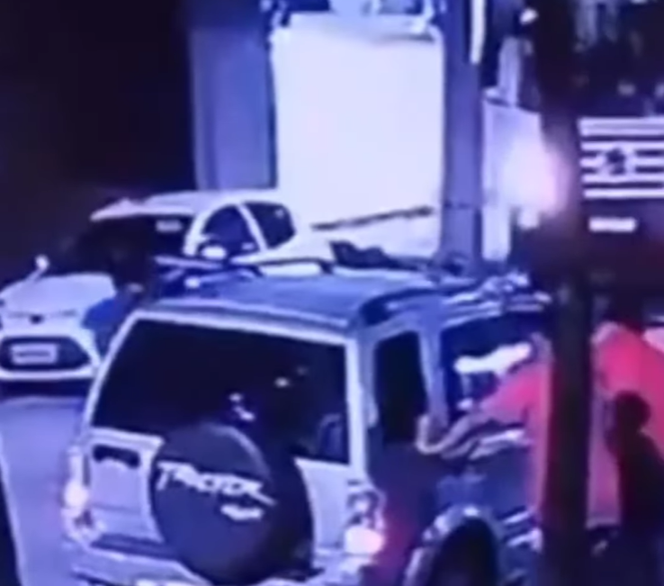 VÍDEO: Homem tem carro roubado durante espera por coleta de lixo