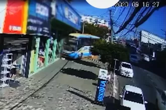 Ônibus desgovernado atinge loja em Vitória da Conquista e deixa idosa ferida.