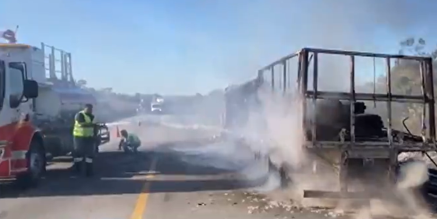 Caminhão pega fogo em rodovia na Bahia