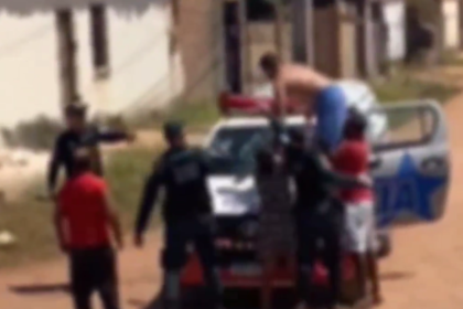 VÍDEO: Homem sobe em viatura policial, é contido com spray de pimenta e vídeo viraliza nas redes sociais