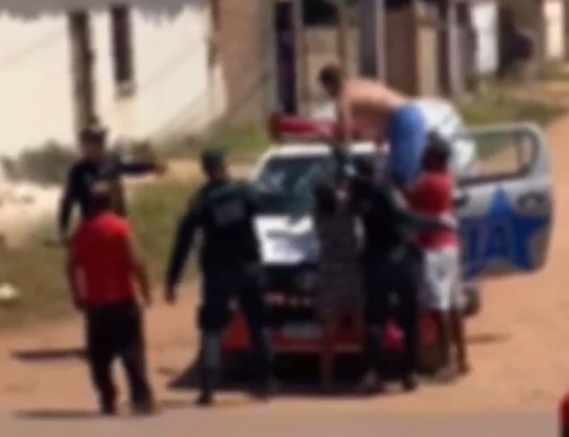VÍDEO: Homem sobe em viatura policial, é contido com spray de pimenta e vídeo viraliza nas redes sociais