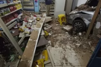 Carro invade padaria no interior baiano e padre fica ferido no acidente