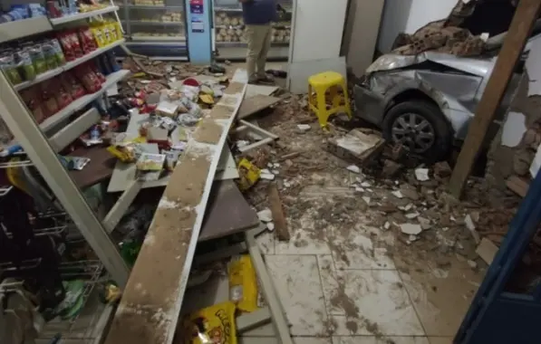 Carro invade padaria no interior baiano e padre fica ferido no acidente